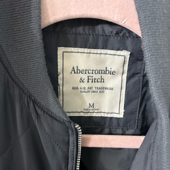 Abercrombie and Fitch light quilted jacket - Picture 2 of 6